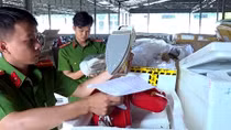 Xe tải vận chuyển số lượng lớn hàng nhập lậu
