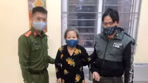 Công an giúp đỡ bà cụ bị lạc hơn 30km tìm lại người thân