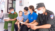 Tặng Bằng khen 2 chiến sĩ Công an hiến máu cứu trẻ em trong vùng dịch
