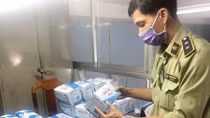 Tạm giữ xe tải chở hơn 200.000 khẩu trang y tế tại khu vực kênh Vĩnh Tế