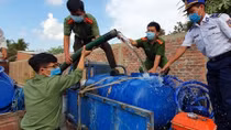 Phát nước ngọt miễn phí cho người dân xứ biển Bình Đại
