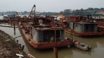 Bắt giữ 2 tàu khai thác cát lậu trên sông Hồng