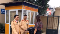 Trả lại xe SH người dân bỏ quên bên đường