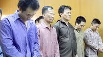 Băng nhóm bảo kê cưỡng đoạt hàng trăm triệu đồng của người bán dâm chuyển giới