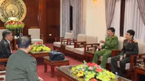 Gia đình những người bị nạn do lũ lụt cám ơn lực lượng Công an