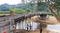 Đổ bê tông cầu bắc qua sông, bất ngờ cầu đổ sập