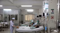 “Nữ quái” đánh nhân viên bệnh viện rồi…cắn tay cán bộ Công an
