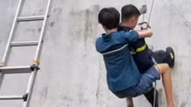 Giải cứu bé trai rơi từ tầng 5 xuống mái tôn 