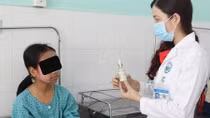 Ham lột trắng da, thiếu nữ 17 tuổi mặt sưng phù lở loét