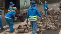 Xuất hiện tình trạng đổ trộm đất, phế thải trên đại lộ 