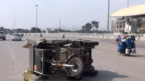 Nữ sinh viên bị thương nặng sau khi va vào xe thương binh