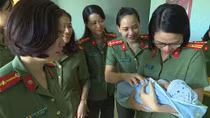 Gia đình nữ Công an nuôi cháu bé sơ sinh bị bỏ dưới hố rác sau dãy cà phê