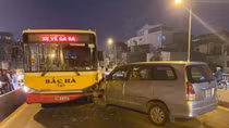 Lái xe say rượu đâm nát đầu xe buýt