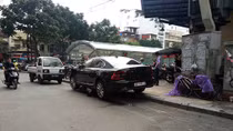 Ô tô hạng sang Volvo lao từ hầm xe ra gây tai nạn 
