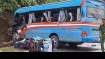 Xe khách “đấu đầu” xe đầu kéo, hơn 10 người nhập viện 