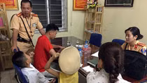 Tìm lại gia đình cho 2 cháu bé bị lạc đường