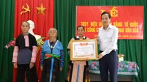 Trao bằng Tổ quốc ghi công cho thân nhân Trưởng Công an xã đã hy sinh