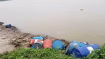 Tìm được đối tượng vứt 12 thùng hoá chất trên sông Hồng