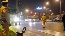 Lái xe “hổ vồ” bỏ đi khi CSGT yêu cầu đi cân quá tải