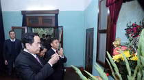 Chủ tịch Ủy ban Trung ương MTTQ Việt Nam dâng hương tại Khu di tích Chủ tịch Hồ Chí Minh