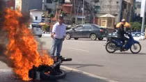 Xe máy bốc cháy ngùn ngụt trên phố Hà Nội 