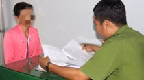 Ba mẹ con hùa nhau lột quần áo, bêu rếu một phụ nữ giữa chốn đông người