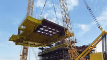 Vietsovpetro lắp dựng thành công sàn Upper Deck giàn Cá Tầm 1
