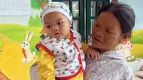 Cháu bé bị bỏ rơi được nữ Công an phường cưu mang chính thức trở về nhà 
