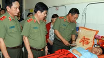 Lãnh đạo Bộ Công an thăm gia đình các cán bộ hy sinh và bị thương tại Đắk Lắk