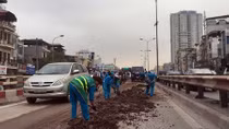 Hàng trăm khối đất bùn đổ giữa đường Giải Phóng
