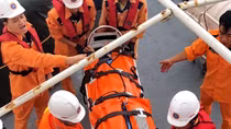 Cứu nạn du khách người Nhật từ ngoài biển đưa về Cảng Nha Trang