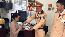 CSGT Hà Nội giúp cô gái tìm đường về với gia đình