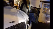 Siêu xe Bentley bị xe bồn trộn bê tông tông vỡ đầu