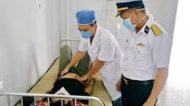 Bệnh xá đảo Song Tử Tây cứu ngư dân giảm áp do lặn sâu dưới biển