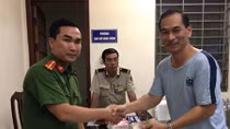Du khách Indonesia vui mừng nhận lại ví bị rơi 