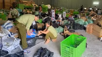 Đột kích vào kho hàng lậu ngay trung tâm Thủ đô