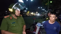2 đối tượng chạy xe biển số giả tàng trữ ma túy