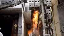Ngôi nhà cấp 4 trong ngõ sâu cháy dữ dội, một cháu bé được cứu thoát