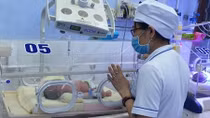 Tìm người thân cho bé trai sơ sinh bị bỏ rơi bên hẻm phố ở Tuy Hòa