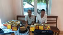 CSGT vây bắt 2 thanh niên đi xe máy vận chuyển pháo trên Quốc lộ 2