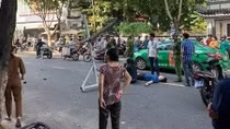 Bất tỉnh vì khung sắt từ tòa nhà cao tầng rơi trúng 