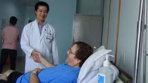 Lấy cây tăm tre từ vùng bẹn người đàn ông nước ngoài