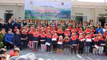 Sẻ chia khó khăn với các em học sinh nghèo Ma Ly Chải