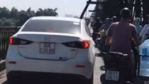 Phạt tài xế lái ô tô Mazda đi lên cầu Long Biên