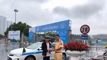CSGT Hà Nội trả ví tiền cho nam sinh viên bị rơi trên đường