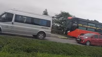 Xuống kiểm tra cốp, phụ xe khách bị ô tô container tông tử vong