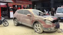 Ô tô bốc cháy khi lùi vào cây xăng