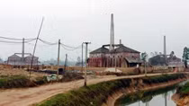 Xúc đất làm gạch gặp bom bi, 1 người chết, 1 người bị thương