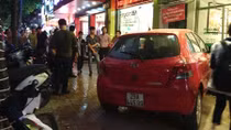 Ô tô mất lái lao thẳng lên vỉa hè phố Hàng Bài