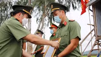 Nhận quyết định thăng quân hàm và kết nạp Đảng tại chốt phòng, chống dịch